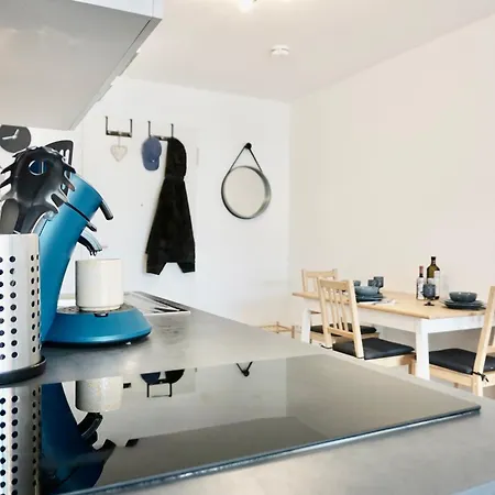 Gemuetliches 1 Schlafzimmer Mit Balkon & Privatem Stellplatz Fuer Bis Zu 4 Personen Unmittelbar An Der Mosel *